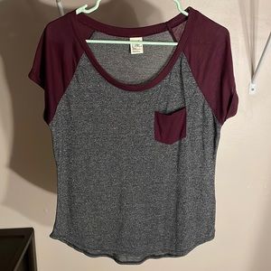 Zine heather grey/maroon shirt sleeve shirt. Size small.